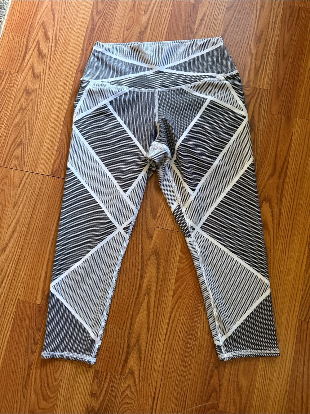 Gray Geometric High-Waist Performance Leggings EVCO & Co